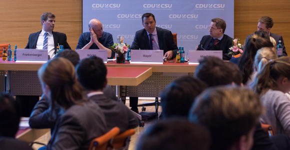 Blick aufs Podium, Patrick Frankenberg, Thomas Mücke, Stephan Mayer MdB, und Dr. Hans-Georg Maaßen(v.l.n.r.) Fachgespräch "Innere Sicherheit" - Was treibt junge Menschen in den Djihad?