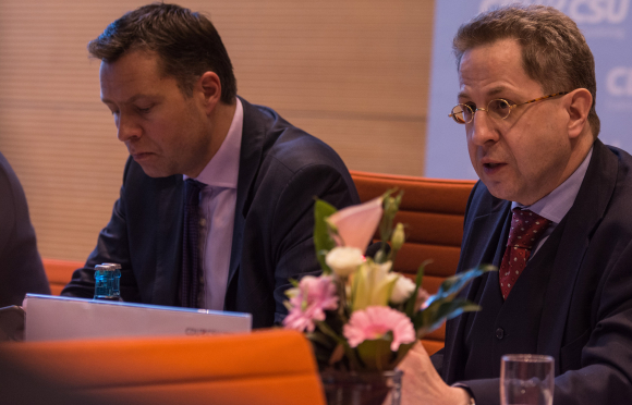 Dr. Hans-Georg Maaßen Präsident des Bundesamtes für Verfassungsschutz Fachgespräch „Innere Sicherheit“ - Was treibt junge Menschen in den Djihad?