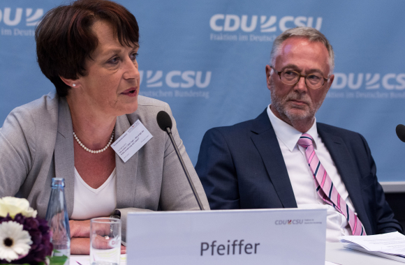 Dr. Doris Pfeiffer Vorstandsvorsitzende des Spitzenverbands der gesetzlichen Krankenkassen (GKV-Spitzenverband) und Dr. Karl-Josef Eßer Generalsekretär der Deutschen Gesellschaft für Kinder- und Jugendmedizin (DGKJ)