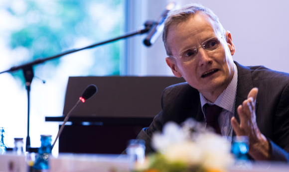 Dr. Ludger Schuknecht Chefökonom und Abteilungsleiter „Grundsatzfragen und internationale Wirtschaftspolitik“ im Bundesministerium der Finanzen 1. Ordnungspolitischer Dialog Löst Neokeynesianismus unsere fiskalpolitischen Herausforderungen?