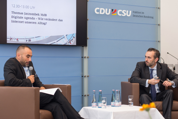 Thomas Jarzombek diskutierte mit dem Publikum über das Internet Thomas Jarzombek diskutierte mit dem Publikum über das Internet