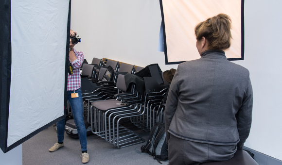 An mehreren Fotostationen lassen sich die Abgeordneten vor unterschiedlichen Hintergründen ablichten. An mehreren Fotostationen lassen sich die Abgeordneten vor unterschiedlichen Hintergründen ablichten.