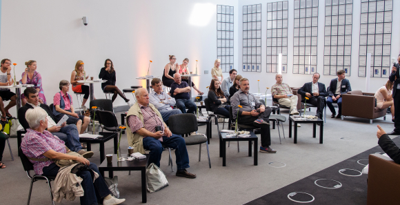 Diskussionerunde in der Presselounge Diskussionerunde in der Presselounge