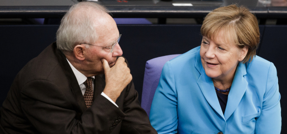 Bundeskanzlerin Angela Merkel sitzt im Bundestag neben Wolfgang Schäuble Bundeskanzlerin Angela Merkel sitzt im Bundestag neben Wolfgang Schäuble