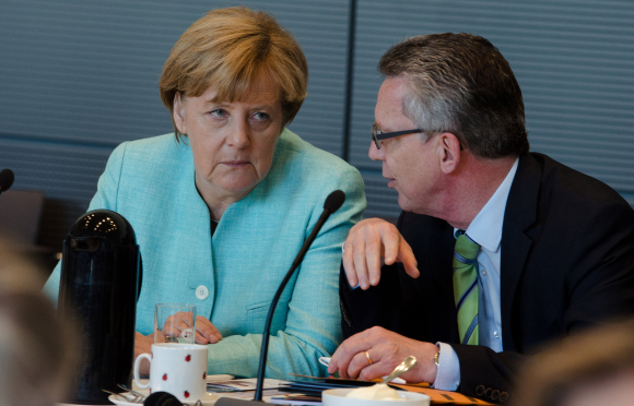 Im Gespräch Bundeskanzlerin Dr. Angela Merkel MdB mit Bundesinnenminister Dr. Thomas de Maizière MdB Dr. Angela Merkel MdB, Dr. Thomas de Maizière