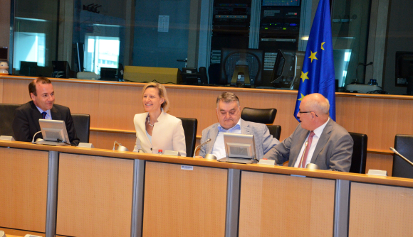 Neben Herrn Reul und Kauder - mit Angelika Niebler, Co-Vorsitzende der CDU/CSU-Gruppe im EP und Manfred Weber, Vorsitzende der EVP-Fraktion im EP