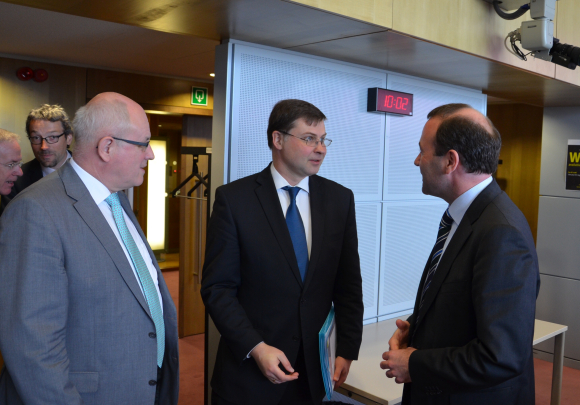mit Vizepräsident der EU-Kommission Valdis Dombrovski (Mitte) und EVP-Fraktionsvorsitzenden im EP Manfred Weber