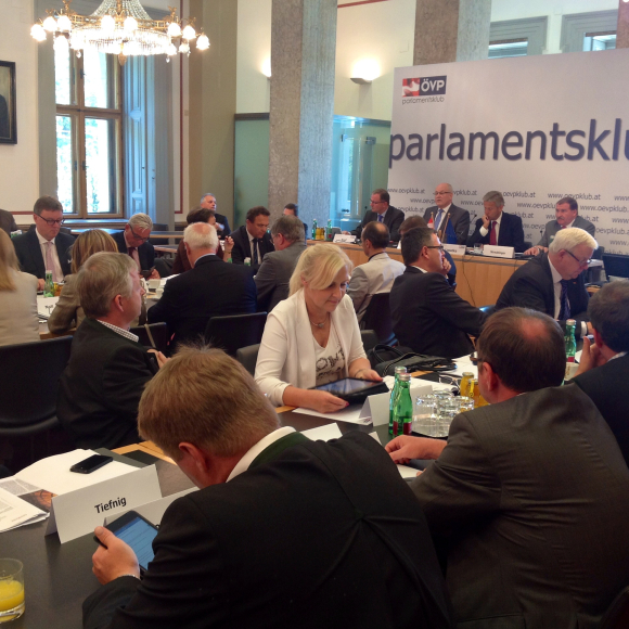 Max Straubinger, Michael Grosse-Brömer, Thomas Strobl, Michael Fuchs und Hans-Peter Friedrich während der gemeinsamen Tagung mit dem ÖVP-Parlamentsclub in Wien Tagung des GFV und des ÖVP-Parlamentsklubs in Wien