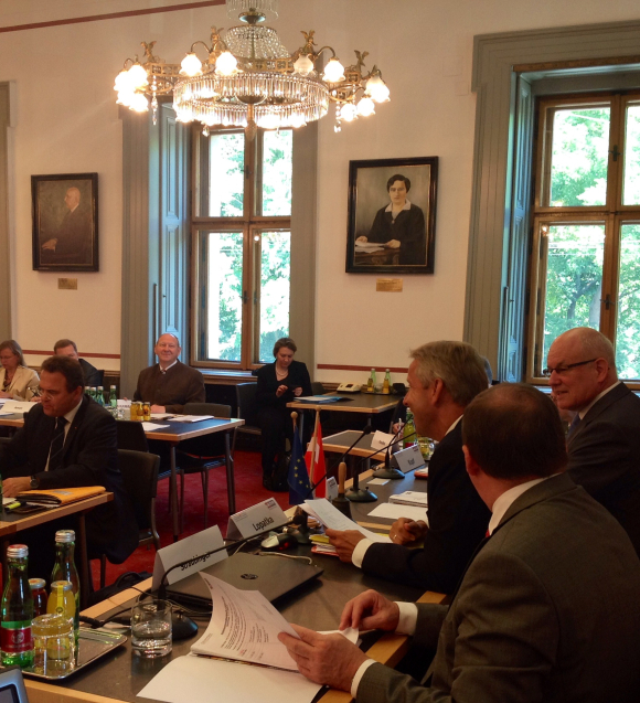 Gemeinsame Tagung mit dem ÖVP-Parlamentsklub in Wien, im Hintergrund Hans-Peter Friedrich und Klaus Brähmig Tagung des GfV der CDU/CSU-Bundestagsfraktion und des ÖVP-Parlamentsklubs in Wien
