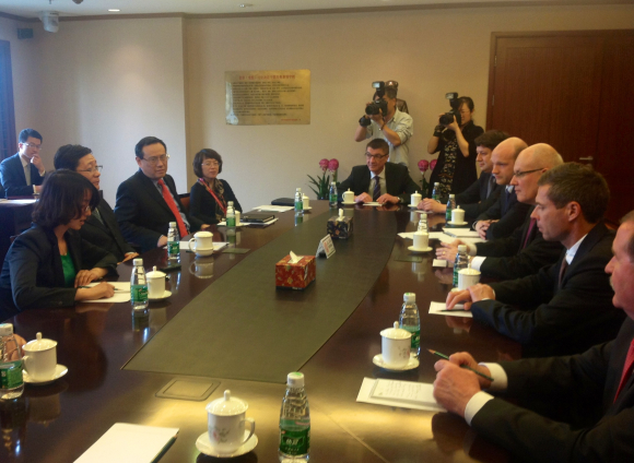 Treffen mit dem chinesischen Finanzminister Lou Jiwei in Peking Treffen mit dem chinesischen Finanzminister Lou Jiwei in Peking