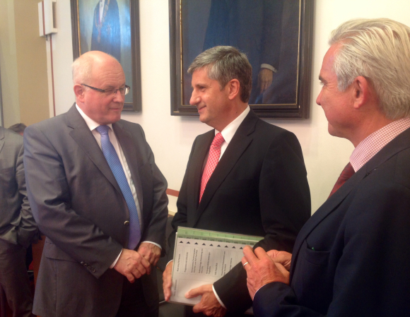 Volker Kauder (links) mit Michael Spindelegger (Mitte), Vize-Kanzler in der österreichischen Regierung, und Thomas Strobl Volker Kauder (links) mit Michael Spindelegger (Mitte), Vize-Kanzler in der österreichischen Regierung, und Thomas Strobl