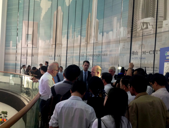 Volker Kauder informiert sich über die Wirtschaftszone Foshan mit deutsch-chinesischem Dienstleistungszentrum Volker Kauder informiert sich über die Wirtschaftszone Foshan mit deutsch-chinesischem Dienstleistungszentrum