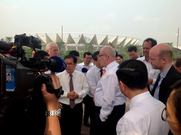 Der Fraktionsvorsitzende im Gespräch mit lokalen Politikern der Wirtschaftsmetropole Foshan, Provinz Kanton Der Fraktionsvorsitzende im Gespräch mit lokalen Politikern der Wirtschaftsmetropole Foshan, Provinz Kanton