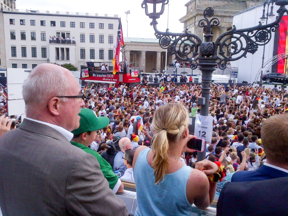 Der Fraktionsvorsitzende Volker Kauder besuchte die Fanmeile vor dem Brandenburger Tor Ankunft der Fußball-Nationalmannschaft in Berlin