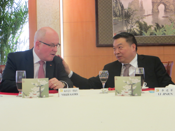 Volker Kauder und Li Jinjun, Vize-Minister der Internationalen Abteilung der Kommunistischen Partei Chinas Volker Kauder und Li Jinjun, Vize-Minister der Internationalen Abteilung der Kommunistischen Partei Chinas