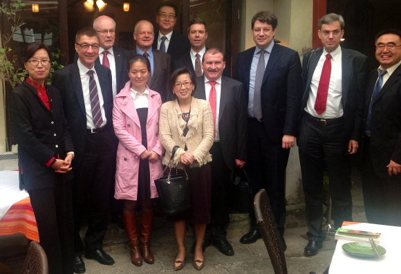 Treffen der Delegation mit Mitarbeitern und Alt-Stipendiaten der Konrad-Adenauer-Stiftung in Peking Treffen der Delegation mit Mitarbeitern und Alt-Stipendiaten der Konrad-Adenauer-Stiftung in Peking