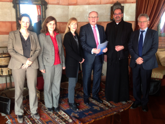 Volker Kauder traf in Kairo einen Vertreter der GIZ, einen Pfarrer der katholischen Gemeinde, eine Mitarbeiterin des Goethe-Instituts, eine Pfarrerin der evangelischen Kirche und eine Mitarbeiterin der Hanns-Seidel-Stiftung (v.r.n.l.) Volker Kauder traf in Kairo einen Vertreter der GIZ, einen Pfarrer der katholischen Gemeinde, eine Mitarbeiterin des Goethe-Instituts, eine Pfarrerin der evangelischen Kirche und eine Mitarbeiterin der Hanns-Seidel-Stiftung (v.r.n.l.)