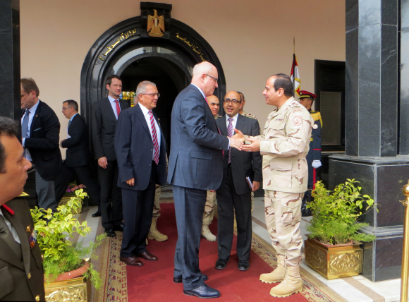 Volker Kauder im Gespräch mit dem ägyptischen Verteidigungsminister al-Sisi Volker Kauder im Gespräch mit dem ägyptischen Verteidigungsminister al-Sisi
