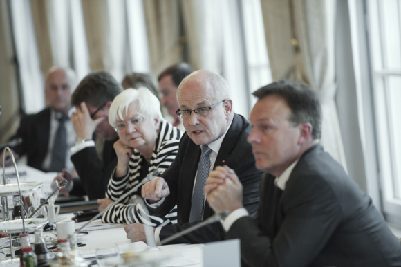 Gerda Hasselfeldt, Stellvertretende Vorsitzende der CDU/CSU-Fraktion, Volker Kauder, Vorsitzender der CDU/CSU-Fraktion und Thomas Oppermann, Vorsitzender der SPD-Fraktion Gerda Hasselfeldt, Stellvertretende Vorsitzende der CDU/CSU-Fraktion, Volker Kauder, Vorsitzender der CDU/CSU-Fraktion und Thomas Oppermann, Vorsitzender der SPD-Fraktion