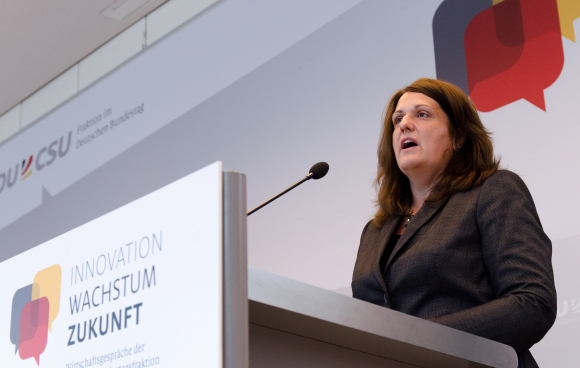 Prof. Dr. phil. habil. Birgit Eickelmann Professorin für Schulpädagogik an der Universität Paderborn