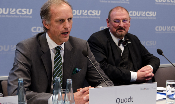 Hanspeter Quodt Stellvertretender Vorsitzender des Vorstandes des Verbandes forschender Pharma-Unternehmen (l), Prof. Dr. Dr. Andreas Hensel Präsident des Bundesinstituts für Risikobewertung Antibiotika, Hanspeter Quodt, Andreas Hensel, Resistenzen