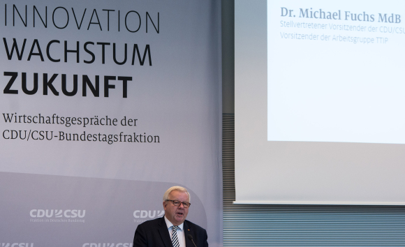 Begrüßung durch Dr. Michael Fuchs MdB Stellvertretender Vorsitzender der CDU/CSU-Fraktion im Deutschen Bundestag und Vorsitzender der Arbeitsgruppe TTIP Begrüßung durch Dr. Michael Fuchs MdB Stellvertretender Vorsitzender der CDU/CSU-Fraktion im Deutschen Bundestag und Vorsitzender der Arbeitsgruppe TTIP