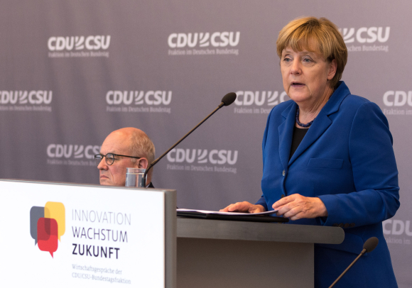 am Podium Dr. Angela Merkel MdB Bundeskanzlerin der Bundesrepublik Deutschland TTIP, Dr. Angela Merkel MdB, Bundeskanzlerin der Bundesrepublik Deutschland