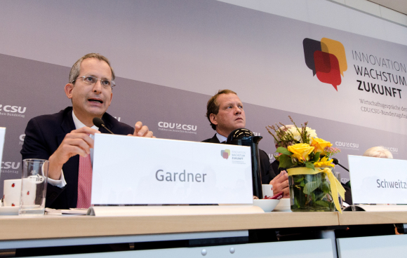 Anthony L. Gardner Botschafter der Vereinigten Staaten von Amerika bei der Europäischen Union (l) und Dr. Eric Schweitzer Präsident des Deutschen Industrie- und Handelskammertages e.V. TTIP, Kongress, CDU/CSU-Fraktion im Deutschen Bundestag, Anthony L. Gardner, Eric Schweitzer