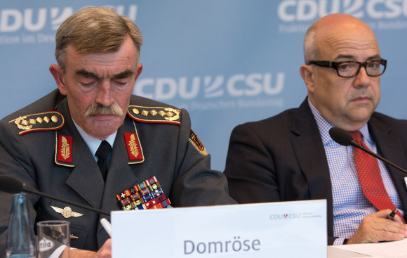 General Hans-Lothar Domröse Befehlshaber Allied Joint Force Command Brunssum (l.) und Dr. Markus Kerber Hauptgeschäftsführer des Bundesverbandes der Deutschen Industrie e.V.