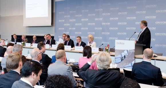 Blick auf das Podium, Franz-Josef Jung, Bundesverteidigungsministerin Ursula von der Leyen u. andere Referenten
