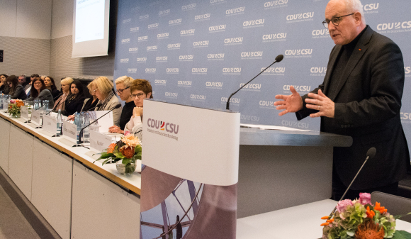 Einführung Volker Kauder MdB Vorsitzender der CDU/CSU-Fraktion im Deutschen Bundestag Frauen als Motor der Integration