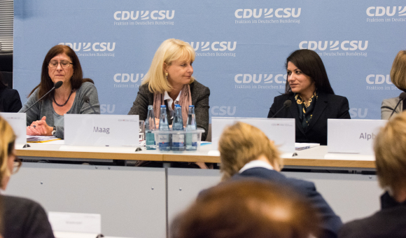 Monika Cissek-Evans Leiterin der Fachberatungsstelle „Jadwiga“ für Opfer von Frauenhandel, München (l.), Karin Maag MdB und Adoula Dado Geschäftsführerin von malak.help, Tholey Hilfsorganisation zur Unterstützung von notleidenden Menschen in Kriegsgebiete Frauen als Motor der Integration