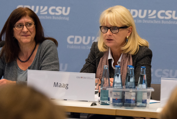 Monika Cissek-Evans und Karin Maag MdB Vorsitzende der Gruppe der Frauen der CDU/CSU-Fraktion im Deutschen Bundestag Frauen als Motor der Integration