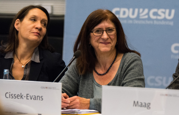 Dr. Maggie Schauer Leiterin des Kompetenzzentrums Psychotraumatologie, Universität Konstanz (l.) und Monika Cissek-Evans Leiterin der Fachberatungsstelle „Jadwiga“ für Opfer von Frauenhandel, München Frauen als Motor der Integration
