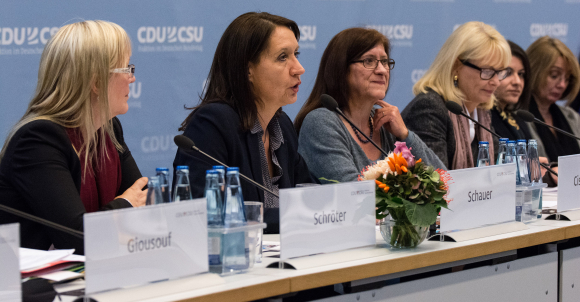 Prof. Dr. Susanne Schröter, Dr. Maggie Schauer, Monika Cissek-Evans, Karin Maag MdB (v.l.n.r.) Frauen als Motor der Integration