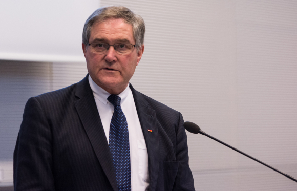 Begrüßung und Einführung Dr. Franz Josef Jung MdB Stellvertretender Vorsitzender und Beauftragter für Kirchen und Religionsgemeinschaften der CDU/CSU-Fraktion im Deutschen Bundestag Fachgespräch Staat, Kirchen, Religionen