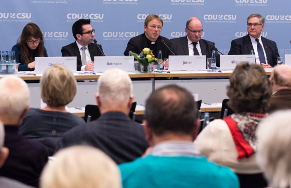 Blick aufs Podium: Franz-Josef Jung MdB, Prof. Dr. Christian Hillgruber, Prälat Dr. Karl Jüsten, Daniel Botmann und Cemile Giousouf MdB Fachgespräch Staat, Kirchen, Religionen