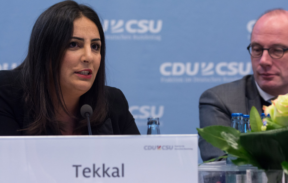 Düzen Tekkal Journalistin und Autorin Fachgespräch Staat, Kirchen, Religionen