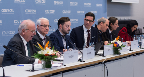 E-Partizipation: Demokratiegestaltung oder Klick-Tribunal?