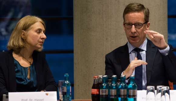 Prof. Dr. Anke Hassel Wissenschaftliche Direktorin des Wirtschafts- und Sozialwissenschaftlichen Instituts (WSI), Hans Böckler-Stiftung und Prof. Dr. Michael Hüther Direktor und Mitglied des Präsidiums, Institut der deutschen Wirtschaft Köln (IW) Fachgespräch: 2. Ordnungspolitischer Dialog - Führt mehr Umverteilung zu weniger Ungleichheit?
