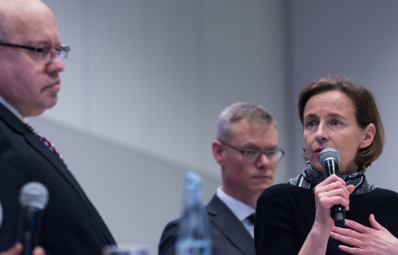 am Mikrofon Martina Koederitz Vorsitzende der Geschäftsführung der IBM Deutschland