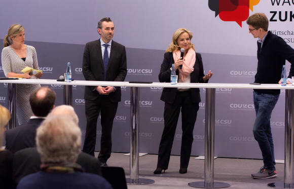 Innovationen durch Smart Data – Smarte Geschäftsidee trifft „smarte“ Regulierung? Hierzu Thomas Jarzombek MdB, Ingrid-Helen Arnold, Georg Polzer und Maria Grunwald Moderatorin