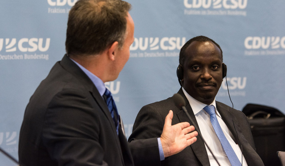 S. E. Botschafter Dr. Richard Sezibera Generalsekretär der East African Community (r.) Kongress Afrika im Wandel