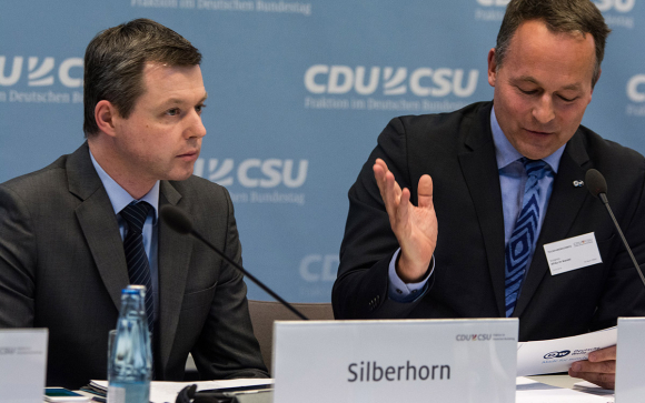 Thomas Silberhorn MdB Parlamentarischer Staatssekretär beim Bundesminister für wirtschaftliche Zusammenarbeit und Entwicklung (l.) und Claus Stäcker, Moderation Kongress Afrika im Wandel
