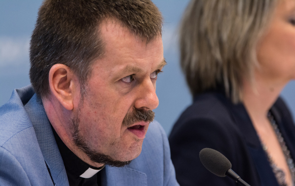 Pfarrer Dr. Gottfried Martens Selbständige Evangelisch-Lutherische Kirche Berlin-Brandenburg Fachgespräch Verantwortung für Religionsfreiheit – Religiöse Minderheiten in Flüchtlingsheimen besser schützen