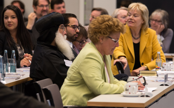 Erika Steinbach MdB (Hintergrund) Fachgespräch Verantwortung für Religionsfreiheit – Religiöse Minderheiten in Flüchtlingsheimen besser schützen