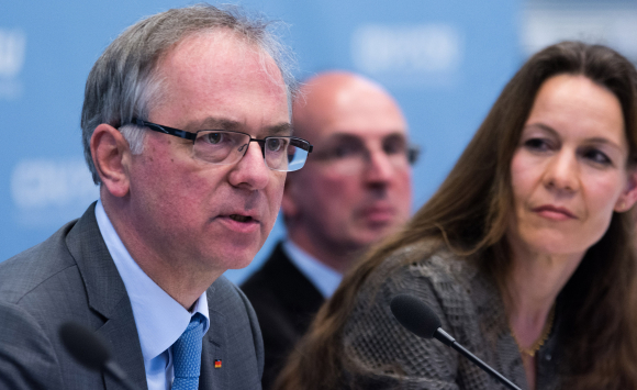 Prof. Dr. Heribert Hirte MdB Vorsitzender des Stephanuskreises der CDU/CSU-Fraktion im Deutschen Bundestag Fachgespräch Verantwortung für Religionsfreiheit – Religiöse Minderheiten in Flüchtlingsheimen besser schützen