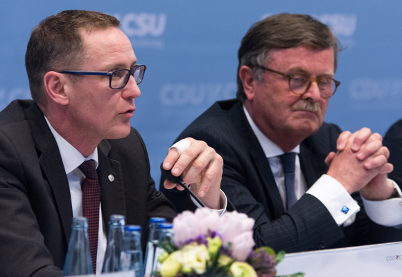 Prof. Dr. Frank Ulrich Montgomery Präsident der Bundesärztekammer und Dr. Roy Kühne MdB Berichterstatter für nichtärztliche Gesundheitsberufe im Ausschuss für Gesundheit des Deutschen Bundestages (v.r.n.l.) Montgomery, Kühne