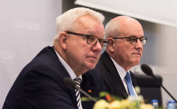 Dr. Michael Fuchs MdB Stellvertretender Vorsitzender der CDU/CSU-Fraktion im Deutschen Bundestag und Volker Kauder MdB Vorsitzender der CDU/CSU-Fraktion im Deutschen Bundestag (v.l.n.r.) Dr. Michael Fuchs MdB Stellvertretender Vorsitzender der CDU/CSU-Fraktion im Deutschen Bundestag und Volker Kauder MdB Vorsitzender der CDU/CSU-Fraktion im Deutschen Bundestag (v.l.n.r.)