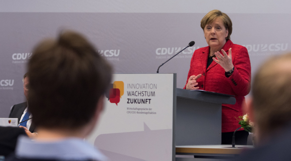 am Podium Bundeskanzlerin Dr. Angela Merkel MdB